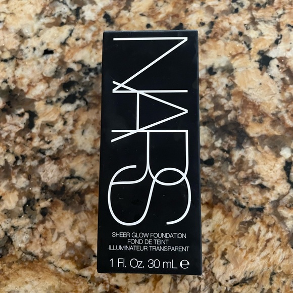 NARS Sheer Glow Foundation - Picture 4 of 7